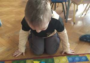 chłopiec układa figury