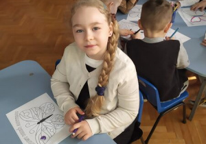 Dziewczynka maluje