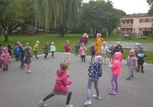 Tańce i pląsy w ogrodzie przedszkolnym