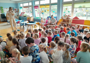 Dzieci słuchają brzmienia fletu podczas audycji muzycznej