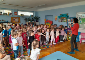 Dzieci słuchają brzmienia fletu podczas audycji muzycznej