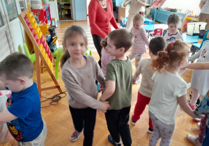Dzieci tańczą przy muzyce