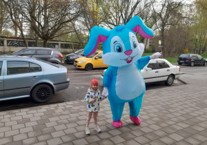 Zajączek wita dzieci przychodzące do przedszkola