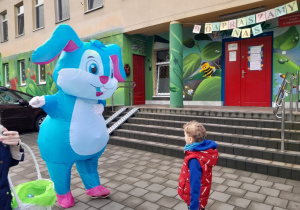 Zajączek wita dzieci przychodzące do przedszkola