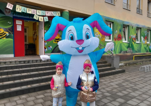Zajączek wita dzieci przychodzące do przedszkola
