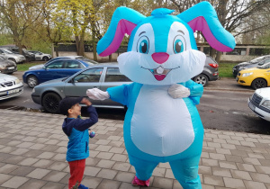 Zajączek wita dzieci przychodzące do przedszkola