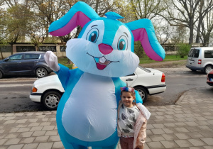 Zajączek wita dzieci przychodzące do przedszkola
