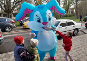 Zajączek wita dzieci przychodzące do przedszkola