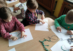 Dzieci tworzą obrazki ze sznurka