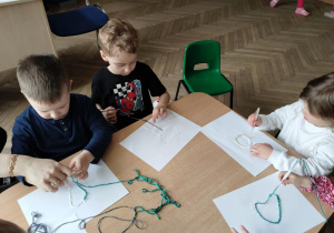 Dzieci tworzą obrazki ze sznurka