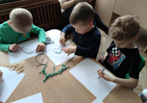 Dzieci tworzą obrazki ze sznurka
