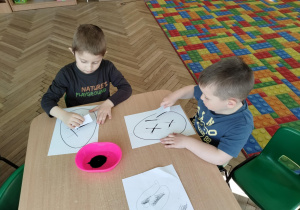 Dzieci stemplują pisankę