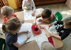 Dzieci stemplują pisankę