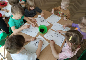 Dzieci stemplują pisankę
