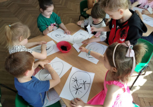 Dzieci stemplują pisankę