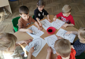 Dzieci stemplują pisankę