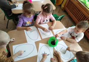 Dzieci stemplują pisankę