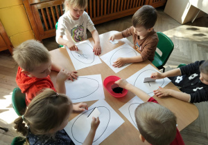 Dzieci stemplują pisankę