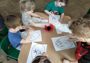 Dzieci stemplują pisankę