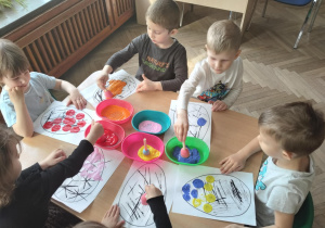 Dzieci stemplują pisankę
