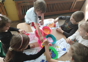 Dzieci stemplują pisankę