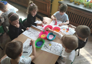 Dzieci stemplują pisankę