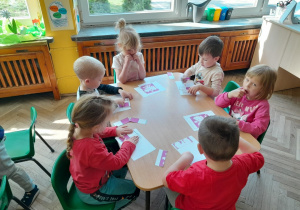 Dzieci układają puzzle