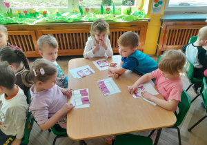Dzieci układają puzzle