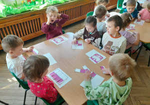 Dzieci układają puzzle
