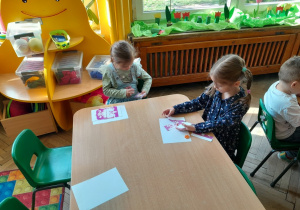 Dzieci układają puzzle