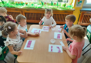 Dzieci układają puzzle