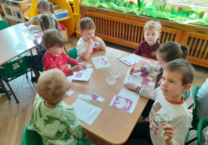 Dzieci układają puzzle