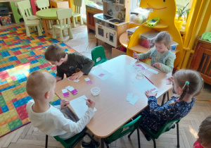 Dzieci układają puzzle