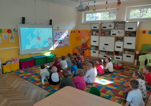 Dzieci oglądają film edukacyjny
