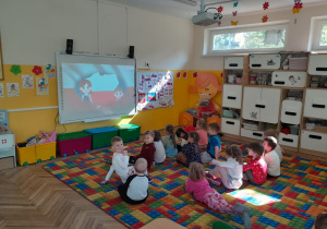 Dzieci oglądają film edukacyjny