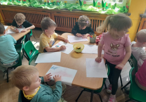 Dzieci rysują koledze laurki