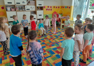 Dzieci śpiewają koledze "Sto lat"