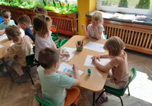 Dzieci rysują urodzinowe laurki