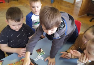 Dzieci wsypują nasionka