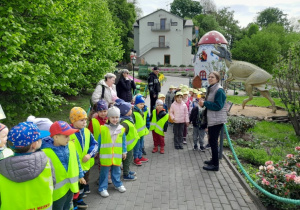 Dzieci spacerują po Dinoparku i poznają dinozaury