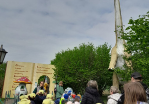 Dzieci spacerują po Dinoparku i poznają dinozaury