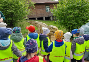 Dzieci spacerują po Dinoparku i poznają dinozaury