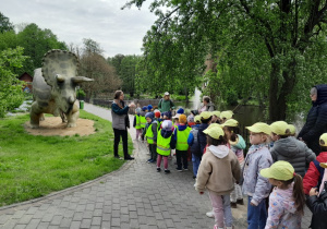 Dzieci spacerują po Dinoparku i poznają dinozaury