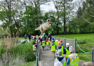 Dzieci spacerują po Dinoparku i poznają dinozaury