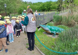 Dzieci spacerują po Dinoparku i poznają dinozaury