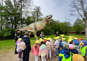 Dzieci spacerują po Dinoparku i poznają dinozaury