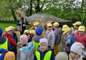 Dzieci spacerują po Dinoparku i poznają dinozaury