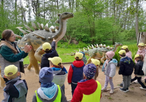 Dzieci spacerują po Dinoparku i poznają dinozaury