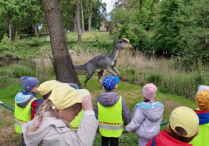 Dzieci spacerują po Dinoparku i poznają dinozaury