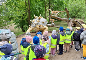 Dzieci spacerują po Dinoparku i poznają dinozaury